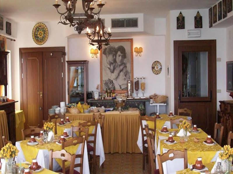Hotel La Riva Джардини-Наксос Экстерьер фото