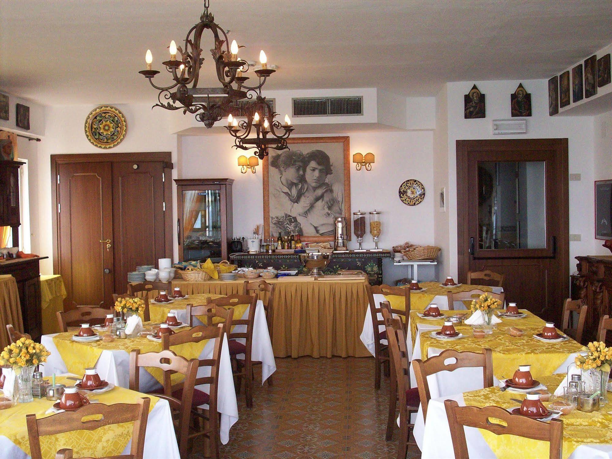 Hotel La Riva Джардини-Наксос Экстерьер фото